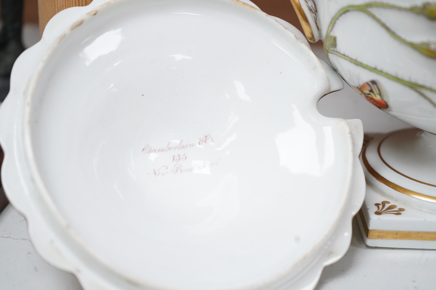 A Chamberlains Worcester Blind Earl pattern sauce tureen and cover, early 19th century, 18cm high